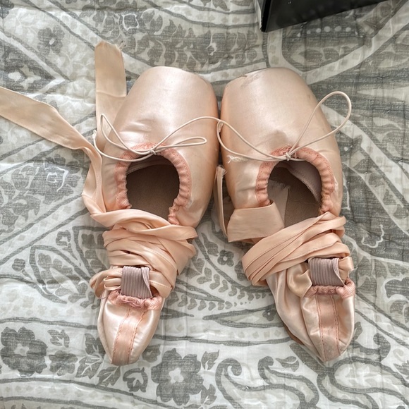 Capezio Concerto Size 8 Pointe shoes. Worn about 10 times. - Picture 1 of 6